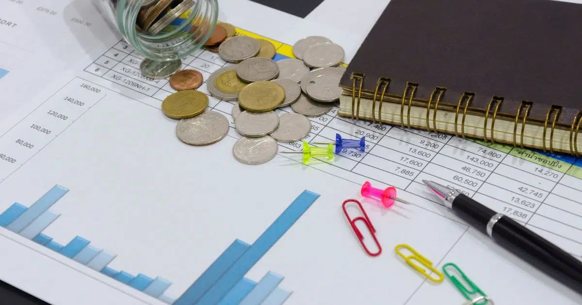 Blogový článek od finančního specialisty Tomáše Vopálenského na téma Investování v roce 2025: Strategie klidu uprostřed tržního chaosu